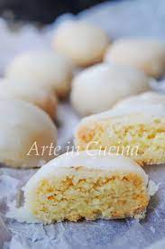 Versate le mandorle con lo zucchero, la buccia di limone e le gocce di mandorle amare o succo di limone in un pentolino e trasferitevi sul fornello. Sospiri Di Ozieri Dolci Sardi Alle Mandorle Dolcetti Della Sposa