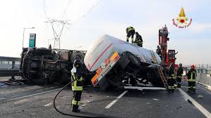 Newspapers from all the world 20 june updated 09.45. Incidente Stradale Autocisterna Ribaltata Autostrada Riaperta Video