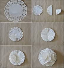 Con simples blondas de papel del color que prefieras puedes hacer unas rosas muy bonitas en pocos minutos. Decora Tu Fiesta De Comunion Con Blondas De Papel Blondas De Papel Tapetitos Artesanales Decoracion Con Blondas