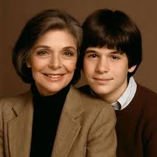 Elizabeth Banks husband is Max Handelman, a writer and producer. She met  him in college at the University of Pennsylvania, and they married in 2003.  Together, they have built a life and