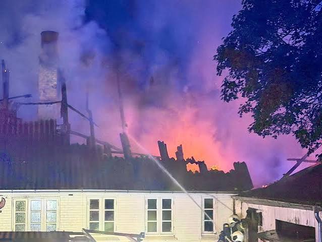 Nattens kæmpe flammehav: Voldsom brand lige ved folkeskole