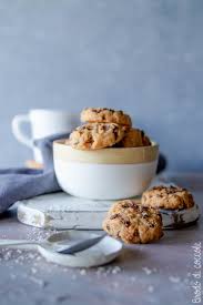 Una ricetta facilissima che prevede l'utilizzo del pangrattato al posto della farina. Biscotti Al Cocco Con Gocce Di Cioccolato Brodo Di Coccole