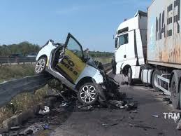 Il fatto è successo poco dopo le e' di un ferito il bilancio dell'incidente stradale avvenuto alla periferia di foggia, lungo il cavalcavia di via. Incidente A Bari Taxi Contro Tir 3 Morti Tra Cui L Ex Console Brasiliano A Milano E La Moglie