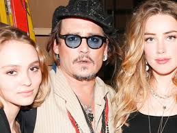 La fille de vanessa paradis et johnny depp s'est essayé à la chanson durant le tournage de son premier film yoga hosers et le résultat est plutôt réussi ! Johnny Depp S Daughter Lily Rose And Ex Vanessa Paradis Defend Him Against Domestic Violence Claims 9celebrity