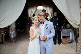 Laden sie kleidung stockvektoren bei der besten agentur für vektorgrafik mit millionen von erstklassigen, lizenzfreien stockvektoren, illustrationen und clipart zu günstigen preisen herunter. Vintage Wedding Wochenende Mit Seidenkleid Im Schmetterlingsgarten