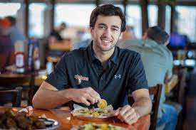 9 team at henrdrick motorsports, will give fans 10 free boneless wings with the purchase of any 10 wings any time elliott wins a cup series race. Hooters Rewards Race Fans With Every Chase Elliott Top 10 Finish Hooters