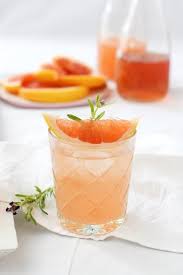 Rose Grapefruit Spritz Der Schnelle Sommer Aperitif Aus Frankreich Oh La La So Lecker Aperitif Fruchtige Cocktails Aperitif Getrank