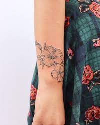 Z A Y A On Instagram Wrapping Hibiscus On The Lovely Deema Hibiscus Tattoo Wrap Around Wrist Tattoos Flower Wrist Tattoos