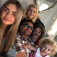 Can anybody recommend a builder/company to convert our garage into a living  room? Thanks guys👍