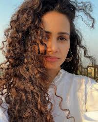 Sunshine is the warmest hug. 🥰 Truly grateful to experience such beautiful  sunlit evenings, that makes even the most simplest of days so meaningful.  #trulygrateful #lovemumbai #sunlitevening