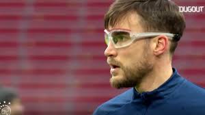 An art form with a storied tradition, fusing glass involves getting pieces of the material so hot that it melts together. Tagliafico A Lo Edgar Davids Tras Su Duro Golpe En El Ojo