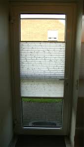 Auch Das Geht Ganz Individuell Nach Wunschmass Sichtschutz Plissee An Der Tur Pleated Blinds Also For Doors Floral Muster Plissee Gardinen Plissee Muster