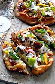 Tandoori Chicken Naan Pizzas These Grilled Pizzas Feature Juicy Tandoori Chicken Mango Mozzarella Mint Cilantro And Yogurt Prem Food Fusion Food Recipes
