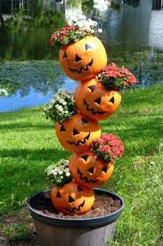 Using a plastic pumpkin and a can of spray paint, make this fun fall piece! Plastic Pumpkin Candy Bucket Makeover Ideas