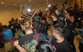 Siapa mahu anwar jadi keputusan azmin menang ini pasti diteliti mak cik kiah anggota pkr dari rantau. Penyokong Pkr Cedera Gaduh Kerusi Berterbangan Metrotv