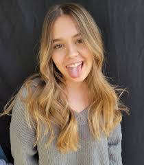 Sarah Pasco's Instagram, Twitter & Facebook