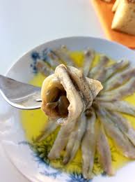 Κάνουμε μια τομή κατά μήκος της. Anchovies Marinated Eat Yourself Greek