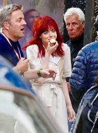With emma stone, emma thompson, joel fry, paul walter hauser. Emma Stone Ihre Transformation In Cruella De Vil Vogue Germany