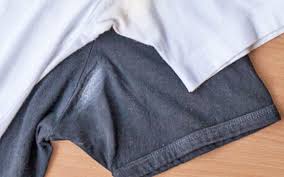 чем вывести белые пятна от дезодоранта на черной одежде Sposoby Izbavitsya Ot Pyaten Ot Dezodoranta Pod Myshkami