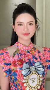 Chu Thanh Huyền có biểu hiện lạ khi được bố mẹ Quang Hải sang thăm, khác  hẳn lúc lên đồ làm hot girl sang chảnh