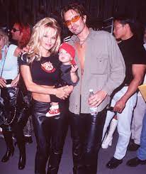 Tommy lee first met pamela anderson at a club called sanctuary on new year's eve in 1994. Pamela Anderson Aussert Sich Zur Prugelei Zwischen Tommy Und Brandon Leute Bild De