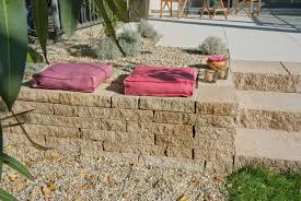 Niedrige Gartenmauer Als Sitzflache Zum Entspannen Im Eigenen Garten Gartenmauer Gartentreppe Mauer