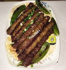 كباب اللحم المشوي الطريقة كيلو من اللحم المفروم ويكون فيه شحم عشان مايطيح عليكم وقت الشوي لازم وحبة بصل مفروم و3فصوص ثوم وشوي بقد Food Food And Drink Sausage