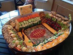This blogger got creative with rice crispy treats and this blogger made an enviable snack stadium out of foam core board, glue, and tape. 19 Nfl Snack Stadion Ideen Snacks Fur Party Fussball Snacks Fussball Party