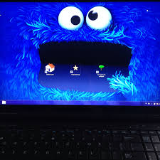 Taal Zet Op Een Oude Laptop 3 Icoontjes Op Een Leuke Achtergrond Als De Kinderen Er Op Klikken Kunnen Ze Een Digitaal Electronic Products Laptop Computer