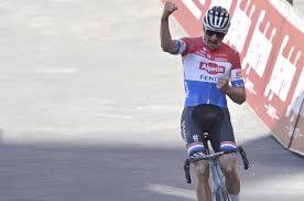 Le champion du monde prend une belle 2e place. Strade Bianche Van Der Poel Untouchable Velouk Net