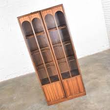 Broyhill china cabinet sold golden age vintage broyhill lenoir house oak china cabinet vintage 1984 vintage 53898 mahgany american drew 2 pc. Keller Furniture Mid Century Modern Lighted Display Cabinet Bookcase Style Of Broyhill Brasilia Kent Coffey Chairish