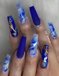 Las uñas decoradas en azul marino tienen la virtud de ofrecer una amplia gama de tonalidades, que van desde lo oscuro a colores muy claros adaptándose a cualquier temporada y ocasión. 150 Ideas De Unas Color Azul En 2021 Unas Color Azul Manicura De Unas Unas De Gel Bonitas