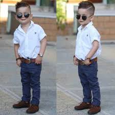 Gaya rambut ini cocok banget untuk anak yang berpipi chubby, karena memberikan aksen imut dan lucu. Agar Si Kecil Makin Ganteng Contek Yuk Mom 5 Gaya Rambut Anak Laki Laki Usia 3