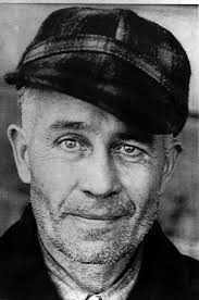 Dan davies is a very special talent (writer and actor) and wrote a film where all of the musical numbers happen in ed's head. Relocos Ed Gein Il Fabrique Des Objets A Partir Des Facebook
