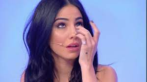 La sua notorietà è legata al programma uomini e donne. Giulia De Lellis Commossa A Uomini E Donne Andrea Damante Commenta Cosi