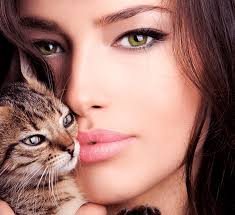 How To Apply A Cat Eye For Your Eye Shape Makeup Com By L Oreal Cats Girl With Green Eyes Animals