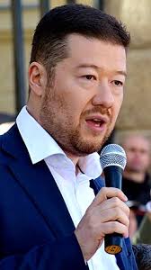V době, kdy koalici pirátů a starostů renomované agentury kantar a median řadí na první místo volebních preferencí, začínají konkurenční. Tomio Okamura Birthday Age And Zodiac