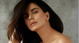 Kirti kulhari has a strong and encouraging message for women on indias 73rd independence day. Kirti Kulhari Shows How To Wear Sari Without A Matching Blouse Lifestyle News The Indian Express
