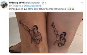 A já clássica foto de zeca pagodinho segurando um chope numa mão e, com a outra, pedindo um táxi no rio de janeiro agora virou frequente tema de tatuagem. Fas Mostram Tatuagem Com Meme De Zeca Pagodinho E Cantor Aprova