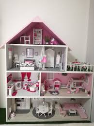 Pin Ot Polzovatelya Beaujean Na Doske Barbie House Barbie Domecek Dom Dlya Barbi Kukolnye Doma Derevyannyj Kukolnyj Domik