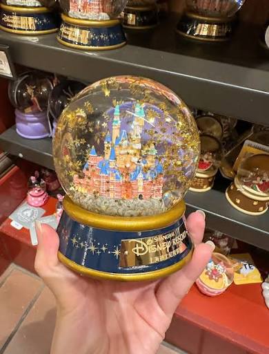 Quả cầu tuyết Disneyland Shanghai 🎁🔮 Món quà lưu niệm siu đáng tiền và  nặng tay ạ. Nói thật chứ bày chục năm nó vẫn luôn đẹp và mới như thế này