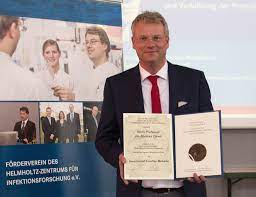 Carell was born in 1966 in herford germany, he studied chemistry from 1985 till 1990 at the university of münster finishing with a diploma thesis at the max planck institute for medical research heidelberg. Faculty For Chemistry And Pharmacy Lmu Munich Professor Thomas Carell Awarded With Inhoffen Medal