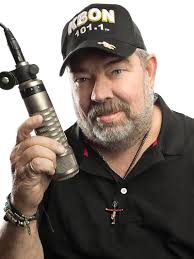 Les personnes: Man at the Mic