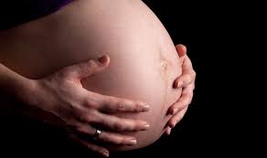 Zudem ist der embryo bereits um die 4 millimeter groß und hat eine gekrümmte form angenommen, bei welcher sich bereits die arme und beine sowie die augenhöhlen andeuten. Linea Nigra Was Bedeutet Der Streifen Auf Dem Babybauch Babyartikel De Magazin