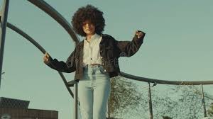 Una Donna Di Colore Con La Discoteca Di Settanta Anni Balla Musica Da Disco  Immagine Stock