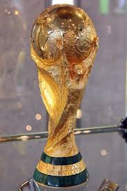 Die trophäe stellt zwei triumphierende fußballer dar, die ihre hände in den himmel hochstrecken und zusammen eine weltkugel halten. Loffingen Selfie War Gestern In Sind Fotos Mit Wm Pokal Donaueschingen Umgebung Schwarzwalder Bote