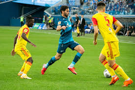 Дзюба проводил азмуна за пределы поля. Plqkgb11kjeymm