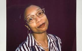 💙 Meet 𝗦𝗶𝗺𝗼𝗻𝗲 𝗕𝗮𝗿𝗿𝗼𝘀 [ @simonevbarros ] from our  𝙇𝙄𝙑𝙀/𝙒𝙊𝙍𝙆 @ 𝙐𝙉𝘿𝙊 Residency! Simone Barros makes moving image  and sound installations, films and plays which breach the boundaries of  solipsism to embark