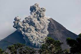 Peristiwa ini berhubungan dengan naiknya magma dari dalam perut bumi. Selain Anak Krakatau Inilah 6 Gunung Berapi Paling Aktif Di Indonesia