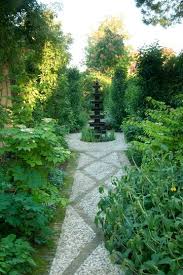 In A Spanish Garden Christopher Masson Has Designed An Empedrado Path With A Striking Fountain As The Focal Point P Garden Images Garden Paths Garden Design